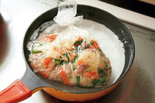 袋ごと湯煎orレンチンで すぐに食べられます イメージ