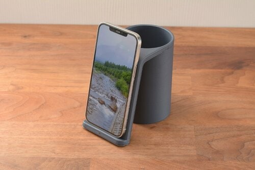 4位スマホ立ててる画像