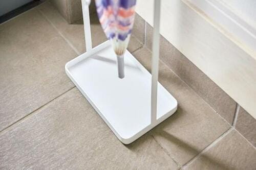 濡れた傘をかけておくだけ！乾くし片付く“山崎実業の傘立て” イメージ4