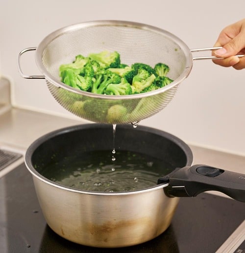 鍋からパッと上げられる ザルおすすめ イメージ