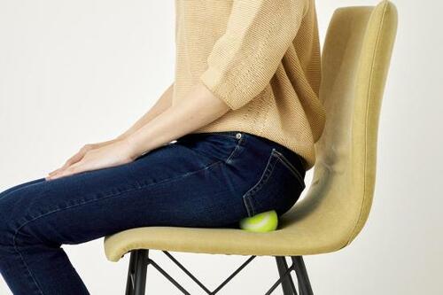 その2:テニスボールで座ったままマッサージ! イメージ