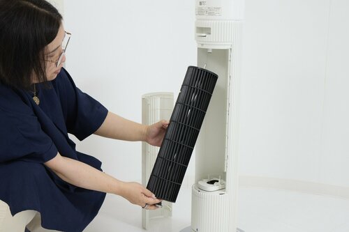 操作はリモコンのほか、本体天面のスイッチでも可 シロカ「大風量タワーファン ビューンタワー SF-T151」おすすめ イメージ4