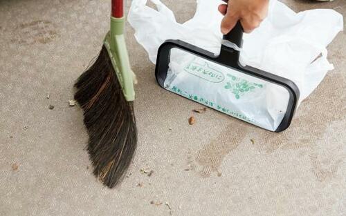 そのまま捨てられる即席ちりとりレジ袋deカンタンチリトリ ！ イメージ