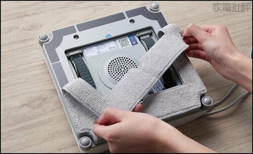 1. 濡らしたモップを装着 ロボット掃除機おすすめ イメージ