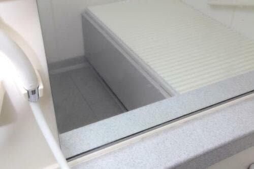 鏡の水アカは「レモン汁＋歯ミガキ粉」でスッキリ！ イメージ