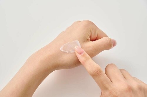 選び方1:うるおいをキープしてくれるもの ハンドクリームおすすめ イメージ