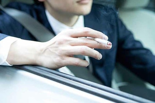 服に付いたタバコのニオイに、おすすめな消臭スプレーはどれ？ タバコ向け消臭スプレーおすすめ イメージ