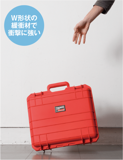 ペリカンの半額でも 耐水性＆衝撃性どちらも十分！ イメージ3