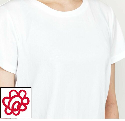 白いTシャツの下にしまむらのインナーを着用している画像