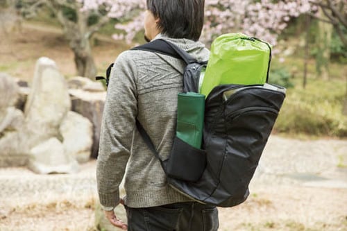 収納と椅子を合体させたどこでも座れるリュック イメージ