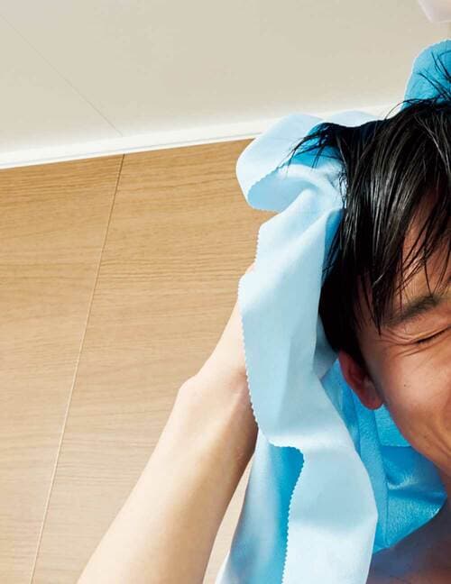 速乾タオルを使用中の男性