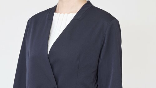 ノーカラーでスッキリ見え！ 多機能ポケット付きジャケットおすすめ イメージ2