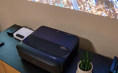 エプソン「dreamio EH-LS650」 超短焦点プロジェクターおすすめ イメージ