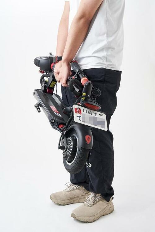 おすすめポイント2:折りたためば、余裕で玄関に入ります イメージ