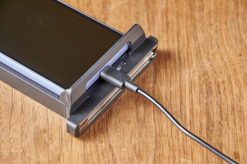 結果：バネの力でしっかりホールドしてくれました！ スマホマウントパーツおすすめ イメージ7