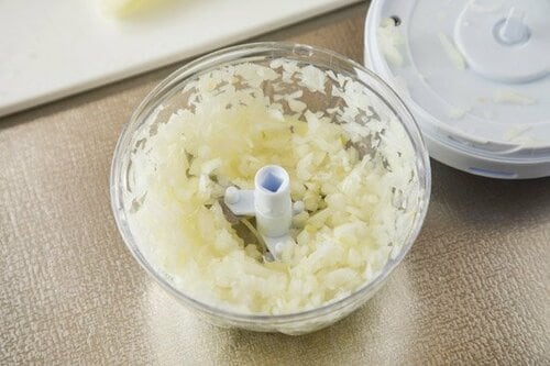 ヒモを引っぱるだけ！通販で人気のみじん切り器 イメージ3