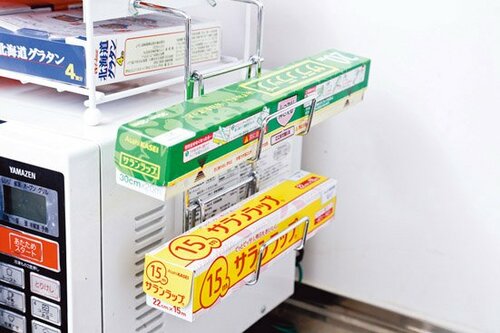 専用ラックでレンジ周りグッズをまとめる