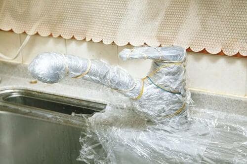 ステップ2：ペーパーを貼りつけラップを巻きつける イメージ