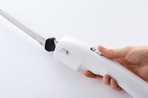 サンコー「コードレス電動包丁エレクトリックナイフ Slim」のスイッチ