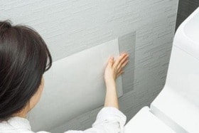 ピンポイントでトイレの汚れ防御！壁紙シートおすすめ7選｜黄ばみもニオイもひと拭きで撃退できるなんて！