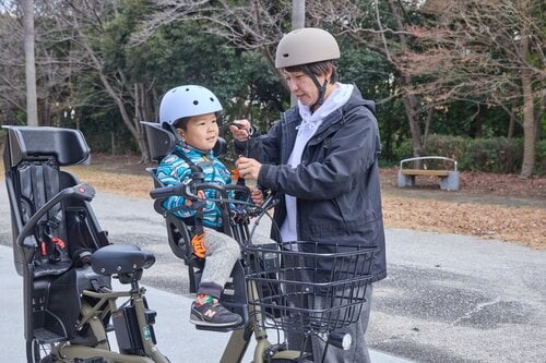 前乗せシートが広めで乗せやすい！ 電動アシスト自転車おすすめ イメージ