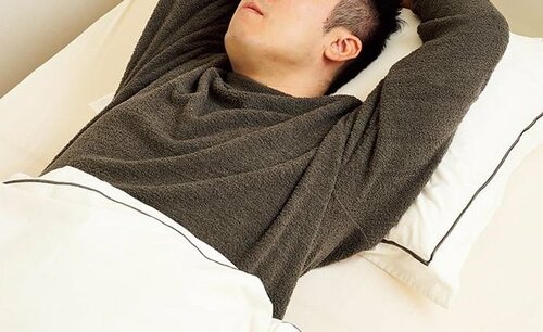締め付けが少なく、ゆったり心地よい着心地! 無印良品「紳士 なめらかニットフリース 長袖ルームウェアセット」おすすめ イメージ2