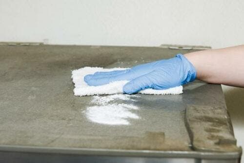 長年放っておいたベタベタ汚れは重曹の力でこすり落とす！ イメージ2