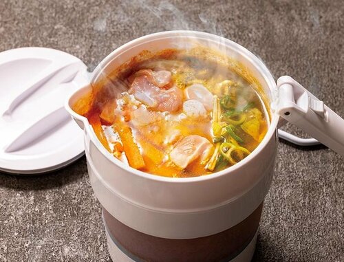 折りたたみケトルで調理する様子