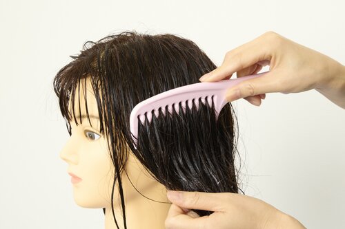 適度な立体感もあり持ちやすい トリートメントコームおすすめ イメージ