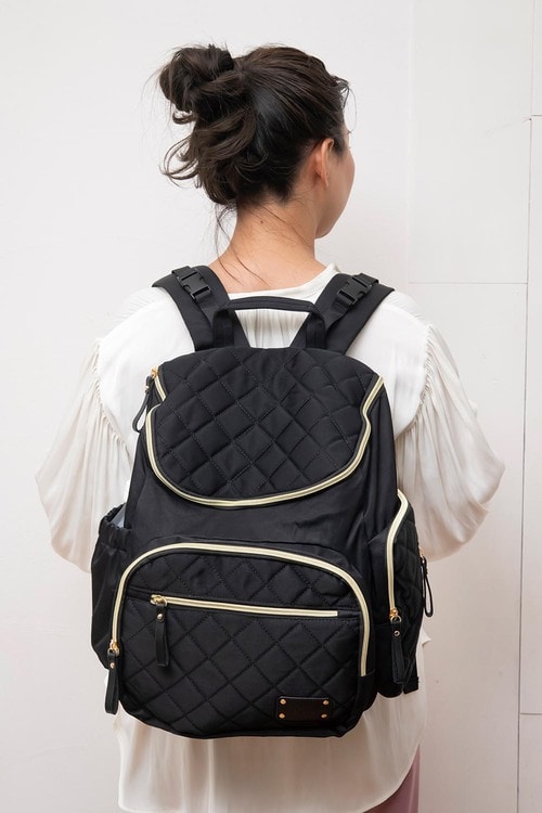 黒だけど、女子っぽさが強い マザーズリュックおすすめ イメージ