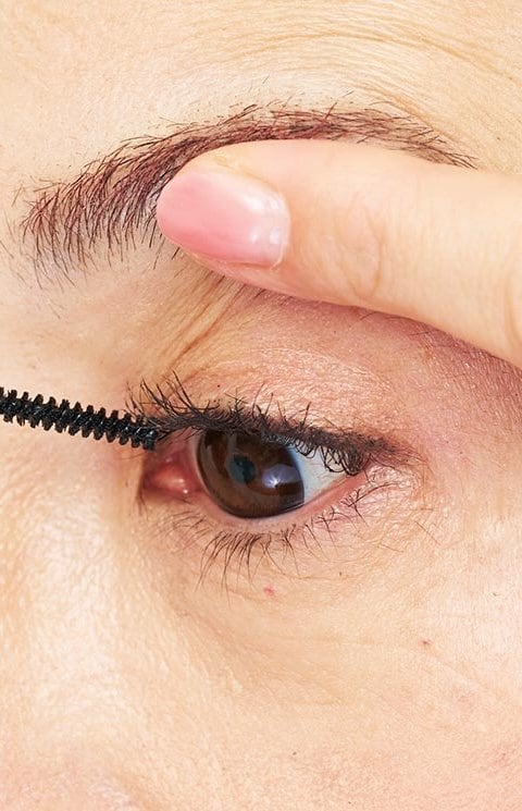 2：まつげの上→中央→目頭→目尻の順に塗る 50代向けマスカラおすすめ イメージ3