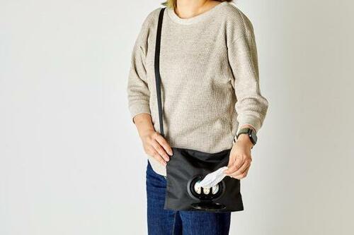 スタイリッシュで収納力抜群の「サコッシュプラス」