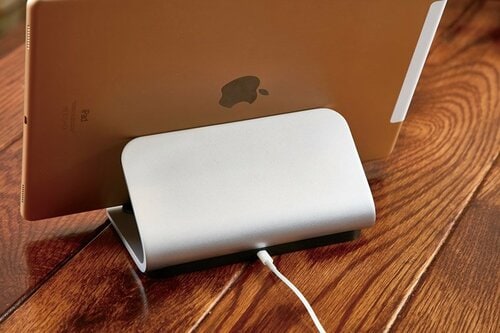 充電は置くだけでOKBASE FOR IPAD PRO イメージ