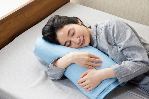 冷感ケット＆肌掛け布団は抱きクッションとしても使える イメージ
