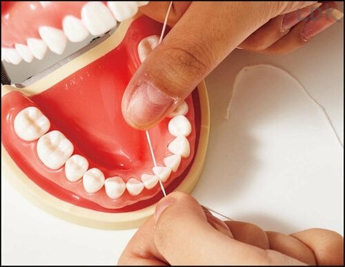 ステップ3：フロスの位置を変える 歯ブラシおすすめ イメージ