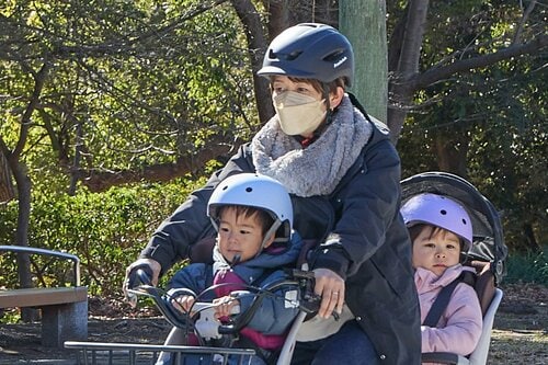  前シートに座った子どもの頭が視界の邪魔になりにくい 電動アシスト自転車おすすめ イメージ