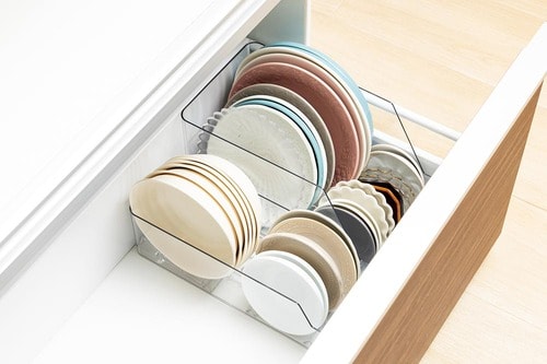 手前側は皿を入れたまま仕切り位置を変えられる！ LDKベストバイ収納アイテム・インテリア雑貨おすすめ イメージ2