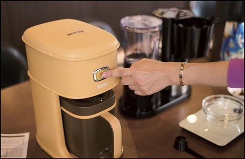 【使い方】コーヒー粉を入れてスイッチオン イメージ2