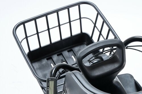 前カゴの底は網状ではないので物が落ちにくい 電動アシスト自転車おすすめ イメージ