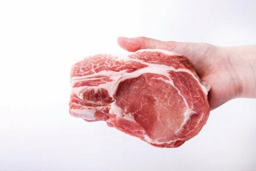 大きくてやわかい脂の甘みいっぱいの豚肉の切り身 イメージ