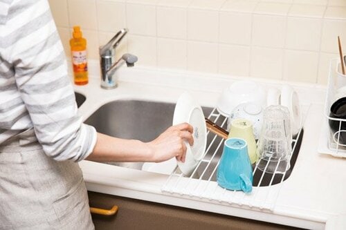 【シンクまわり収納③】畳めて作業台にもなる水切りラックを活用 イメージ