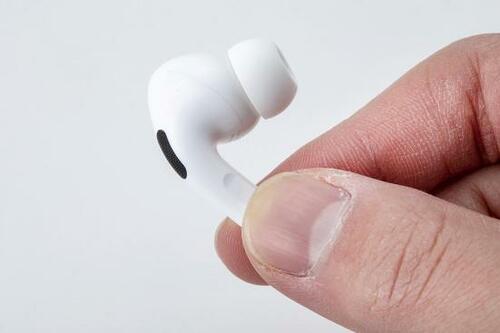 Apple「AirPods Pro」を手で持ったところ