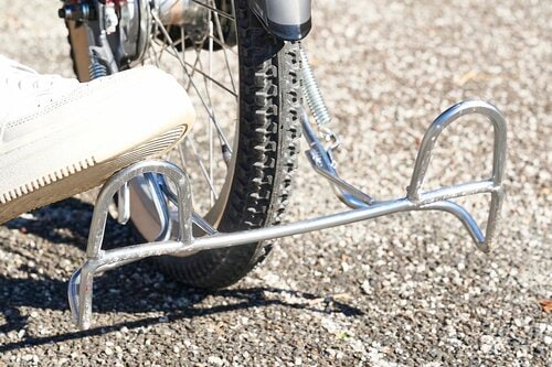 スタンドを足裏で踏み込みやすい 電動アシスト自転車おすすめ イメージ