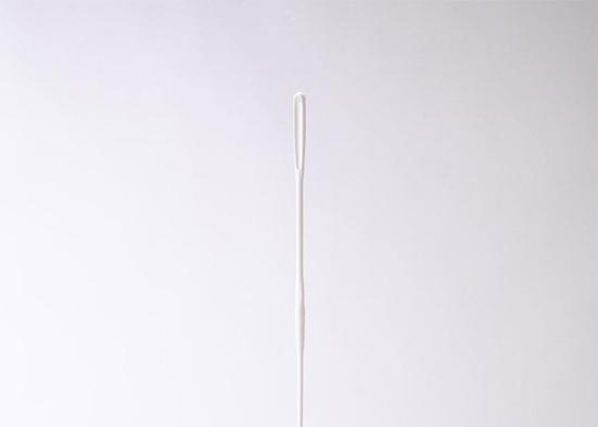 すき間にスルッと入ってホコリをかき出す! カインズ「すき間ワイパー」