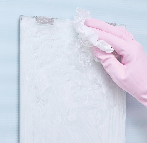 1:クリーナーを下から上に塗り広げる 鏡用ウロコ落としおすすめ イメージ