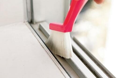 ブラシと角の両方使いでキレイに200円で買える高コスパのクリーナー イメージ2