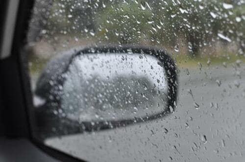 雨の運転中に視界を確保するならフロントガラスコーティング剤を!