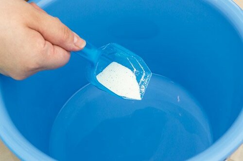 デニム色に染まった白シャツは熱いお湯で色を逃します!