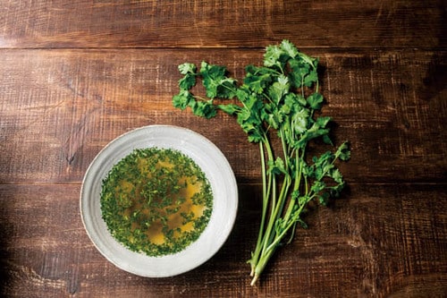 ①乾燥パクチーがどっさり！しっかり香りを感じるスープ イメージ2