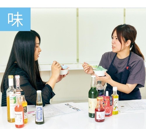 かき氷シロップの味をテストする料理家の桃世真弓さんとかき氷マニアのすもも蜜さん